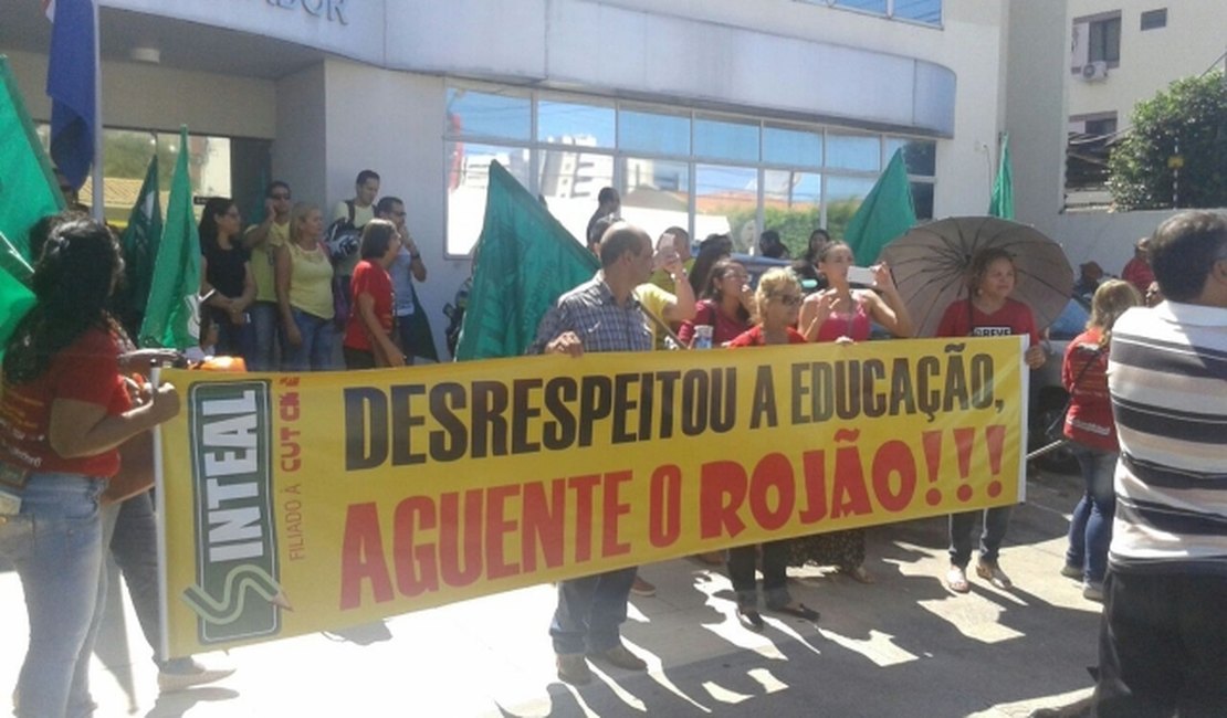 Servidores da educação realizam protesto e cobram pagamento de progressão salarial