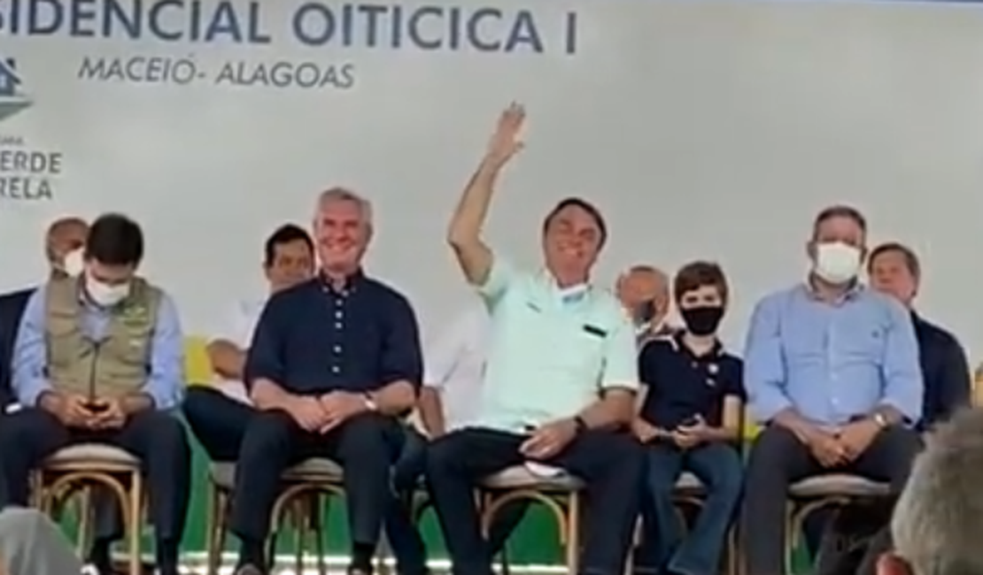 [Vídeo] Bolsonaro levanta coro e apoiadores atacam Renan Calheiros