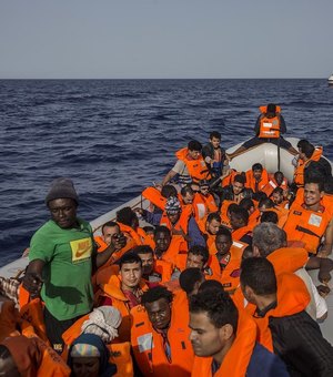 Barco de resgate de migrantes vai à Espanha depois de Itália e Malta impedirem desembarque