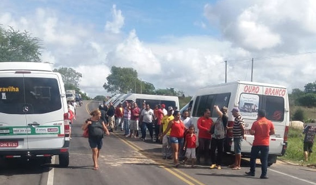 Motoristas de transportes alternativos bloqueiam rodovias em Santana do Ipanema