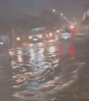 Em pouco tempo, chuva forte alaga ruas de Arapiraca nesta sexta-feira (04)