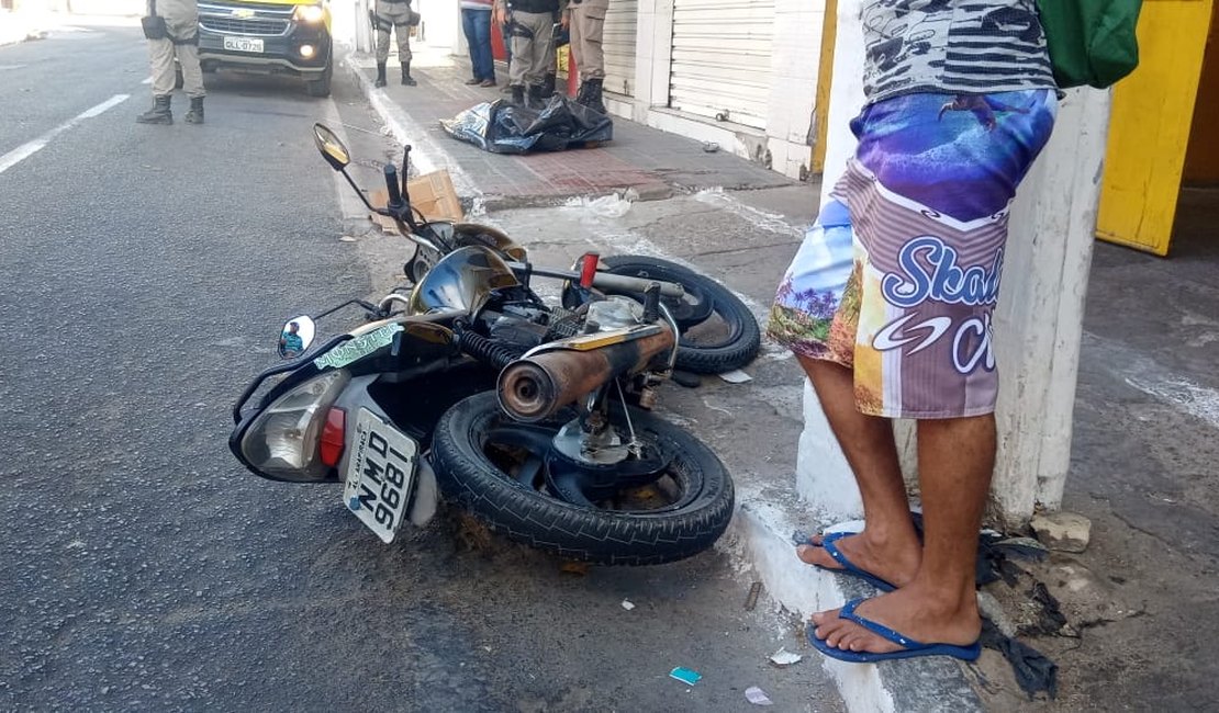 Acidente na Praça Marques de Silva, em Arapiraca, deixa uma pessoa morta e outra ferida