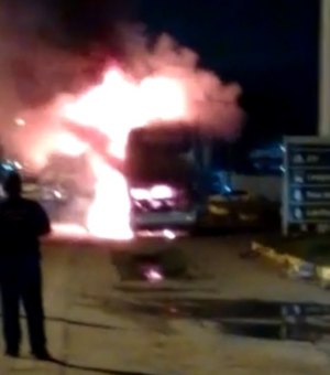 Ônibus pega fogo após falha mecânica e veículo fica destruído em trecho da BR-104