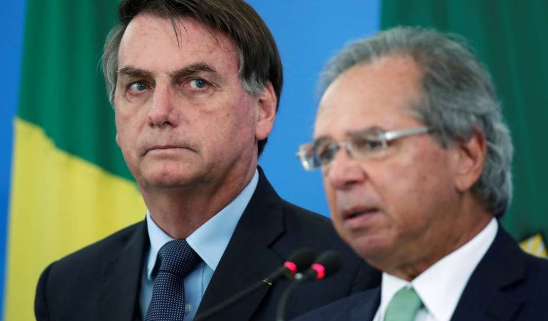 Bolsonaro anuncia auxílio emergencial de R$ 300 até dezembro