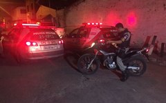 Menor troca tiros com a polícia e é apreendido com motocicleta roubada