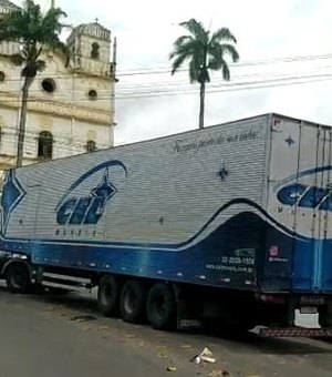 Caminhão de grande porte danifica fio em frente a Catedral, em Palmeira