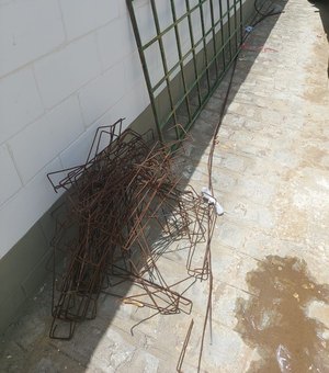 Ladrões roubam portão de metal de obra em escola de Palmeira dos Índios