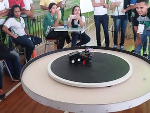 Batalha de robôs incentiva aprendizado entre estudantes do Ifal
