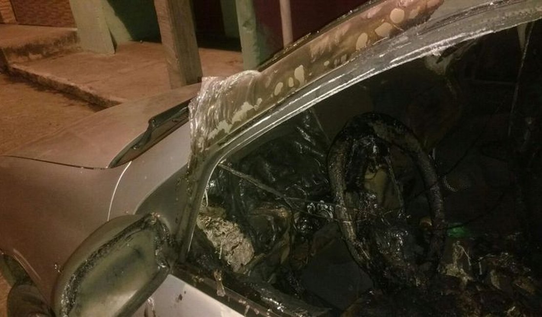 Estacionado na porta de casa, carro é incendiado em Santana do Ipanema