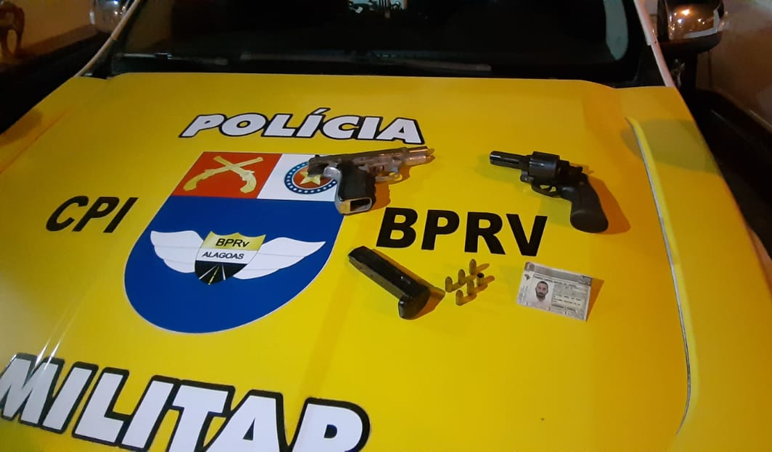 Casal é flagrado com armas em residência