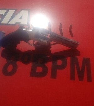 Polícia apreende arma e recupera motocicleta roubada na Região Metropolitana de Maceió