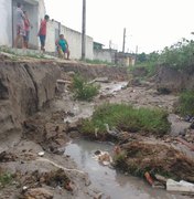 [Vídeo] Muros de casas em Arapiraca ameaçam desabar por conta da chuva