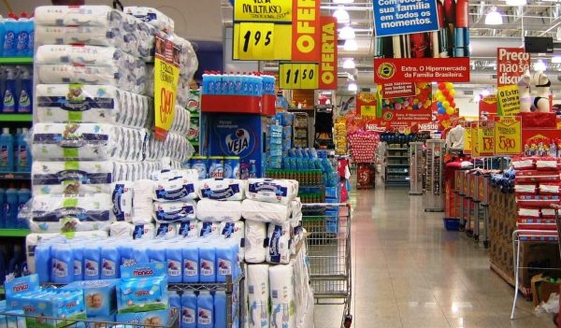 Após tombo recorde, vendas do comércio crescem 13,9% em maio, diz IBGE