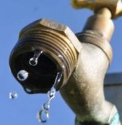 Casal realiza manutenção da rede de água da Avenida Siqueira Campos