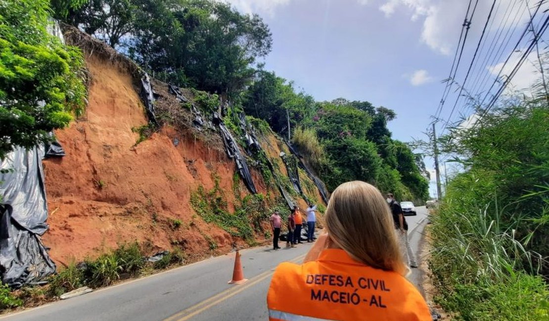 Defesa Civil de Maceió faz alerta de risco de deslizamento em áreas de risco