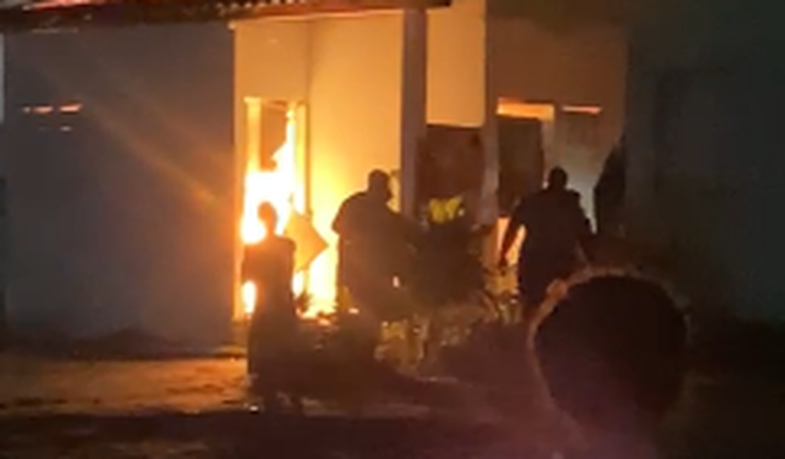 Residência pega fogo em Atalaia na noite deste sábado (21)