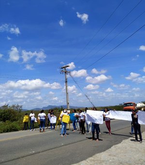 [Vídeo] Após 2h de bloqueio, esposas de reeducandos liberam AL-220 em Arapiraca