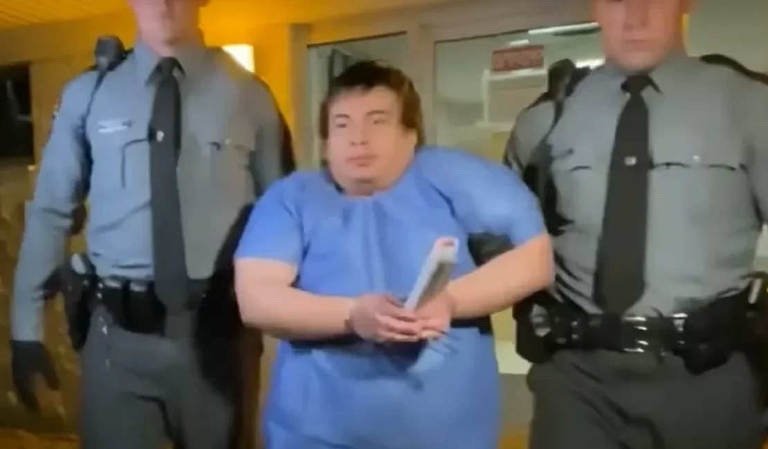 Homem é preso após matar a mãe com martelo e atropelar multidão nos EUA