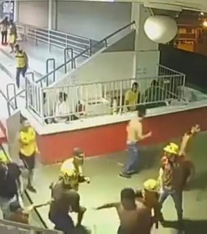 Torcedores do Sport são flagrados tentando derrubar portão do Estádio Rei Pelé