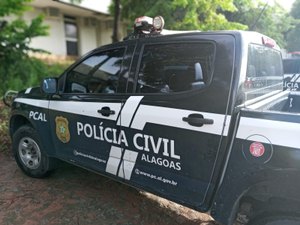 Testemunhas e vítimas prestam depoimento à polícia após disparos em um palhoção na Ponta Grossa em Maceió