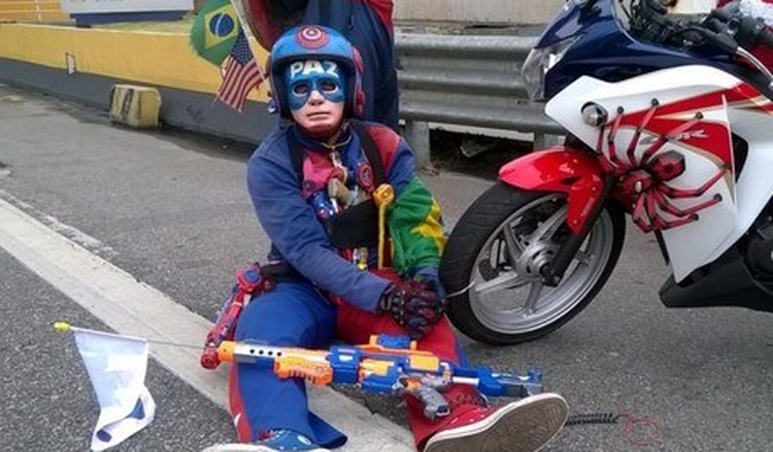 'Super-herói' se amarra à moto para evitar apreensão no RJ
