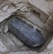 Sarcófago de granito negro encontrado no Egito cria frenesi em redes
