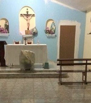 Delinquentes violam templo católico e furtam objetos 