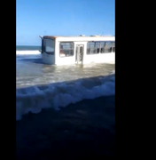 [Vídeo] Maré sobe e quase “engole” ônibus na praia do Pontal do Peba, no Litoral Sul