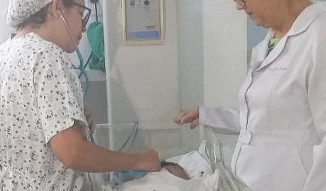 Jogado em lixo, bebê prematuro recebe alta após 3 meses em maternidade de Maceió