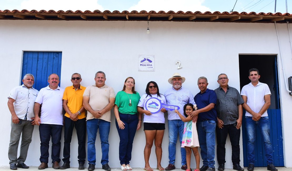 Programa Municipal Mais Moradia entrega mais três casas em São Sebastião
