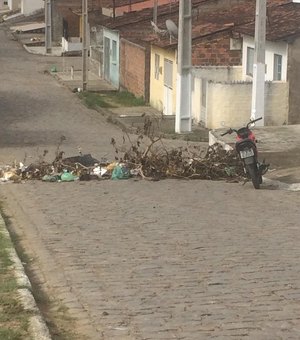 Sem coleta há uma semana, moradores bloqueiam rua com lixo acumulado 