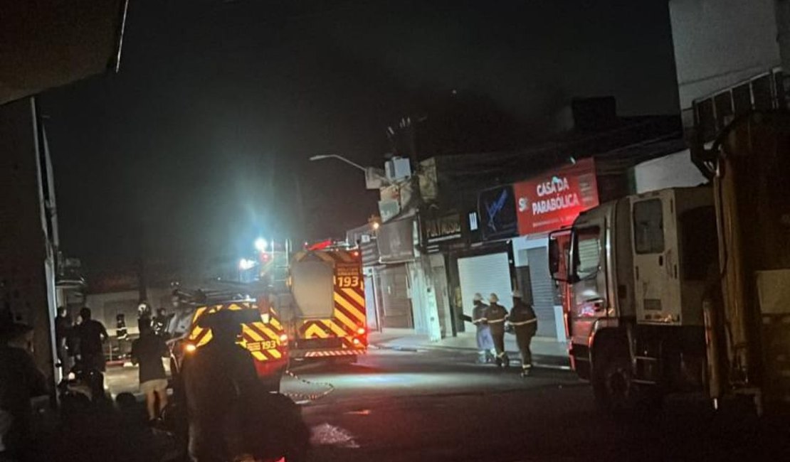[Vídeo] Após incêndio na madrugada, loja de eletrônicos de Arapiraca tem novo foco de chamas