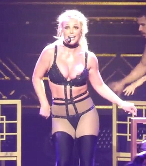 Britney Spears perde rumo e pergunta para dançarino em que lugar eles estão durante show