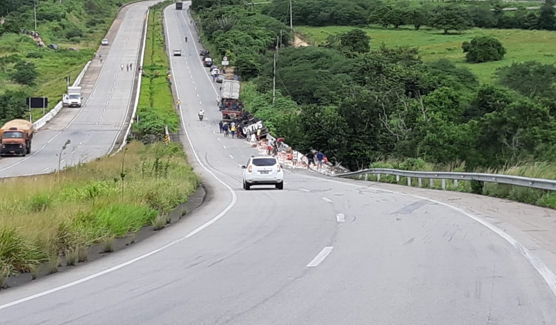 Caminhão tomba na BR 101 e populares saqueiam carga de bolachas em São Sebastião