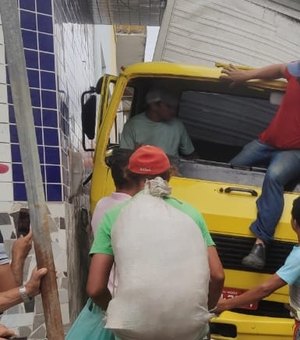 [Vídeo] Caminhão desgovernado colide em outro caminhão e fica imprensado em União dos Palmares