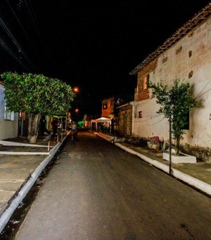 Prefeito Rui Palmeira inaugura sete ruas no Vergel do Lago
