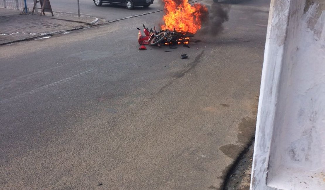 [Vídeo] Motocicleta fica carbonizada após colisão em cruzamento no Agreste
