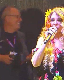 Elba Ramalho interrompe show após público puxar coro contra Bolsonaro: 'Não é um comício'