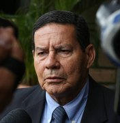Vice de Bolsonaro viajou em aeronave de empresário e não declarou ao TSE