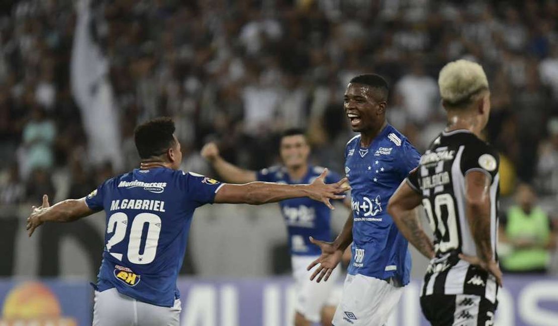 Cruzeiro vence Botafogo fora de casa e deixa a zona do rebaixamento