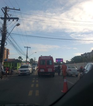 Duas pessoas ficam feridas em atropelamento por moto em Maceió