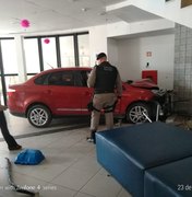 Motorista passa mal e carro invade prédio de faculdade no Benedito Bentes