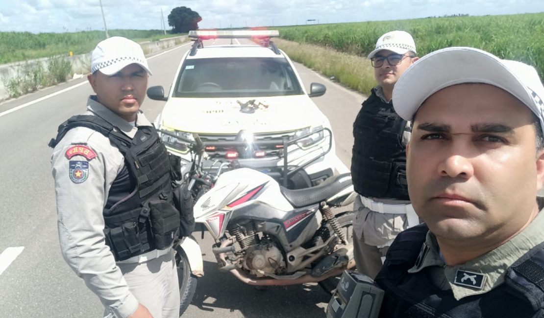 Dois jovens são presos e um adolescente, apreendido, com moto roubada em Campo Alegre