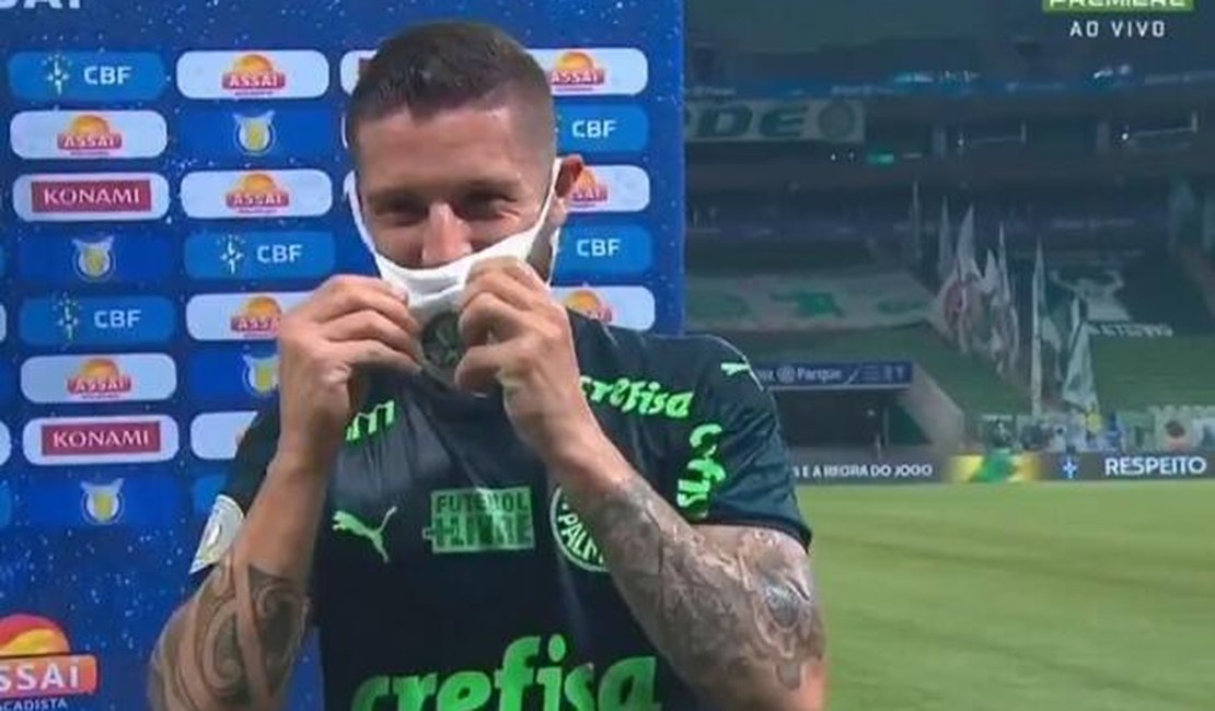 Jogador é surpreendido com “banho” ao vivo durante entrevista