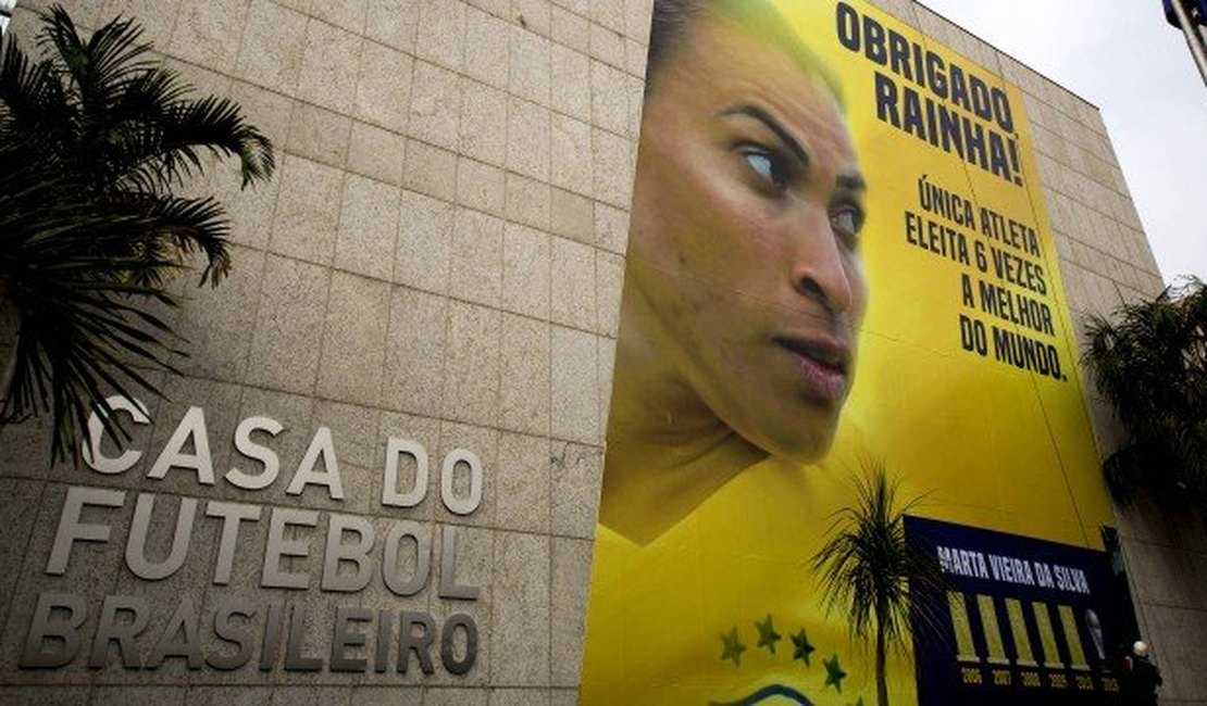 Marta ganha homenagem da CBF após ser eleita a melhor do mundo 
