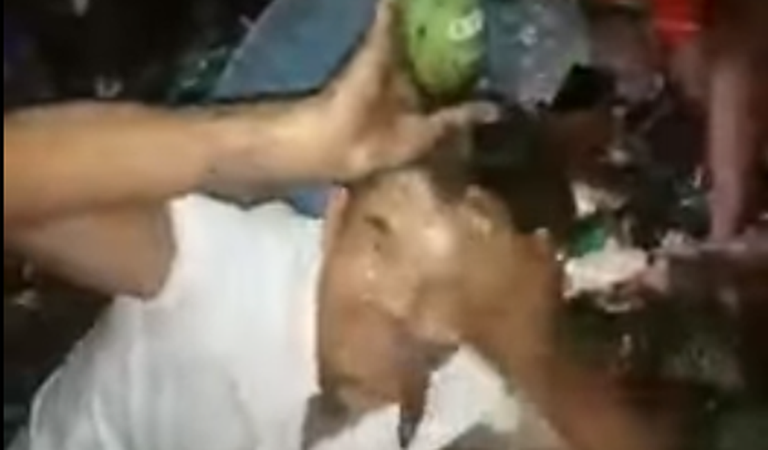Vídeo mostra homem tomando banho com cerveja após caminhão carregado com o produto tombar