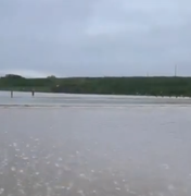 [Vídeo] Barragem transborda e água invade trecho da AL-220 entre Major Izidoro e Jaramataia
