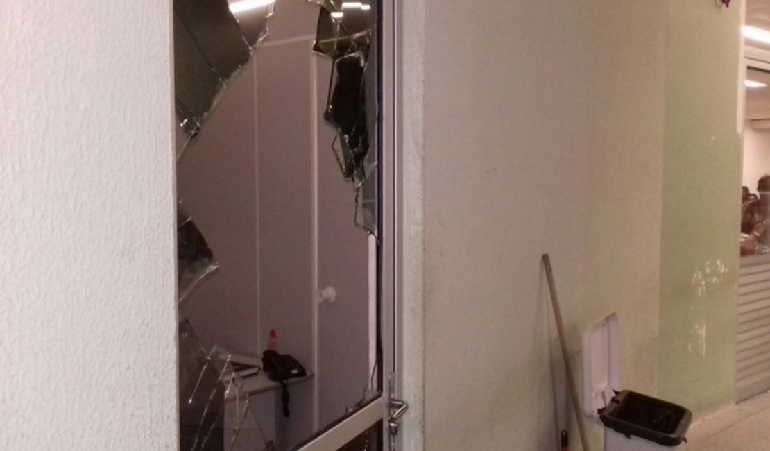 [Vídeo] Homem  quebra porta de vidro de hospital