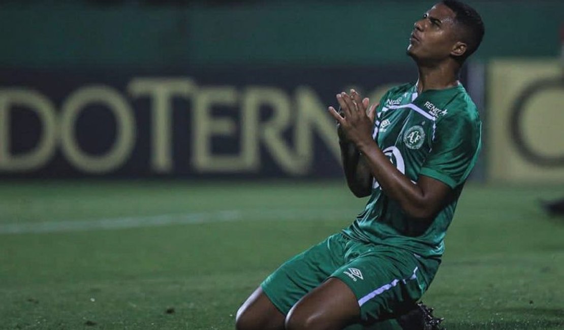 Zagueiro da Chapecoense celebra acesso: 'Momento inesquecível'