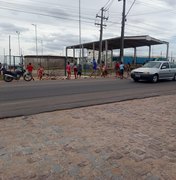 AL 115 é liberada, após manifestação de moradores do Residencial Agreste, em Arapiraca